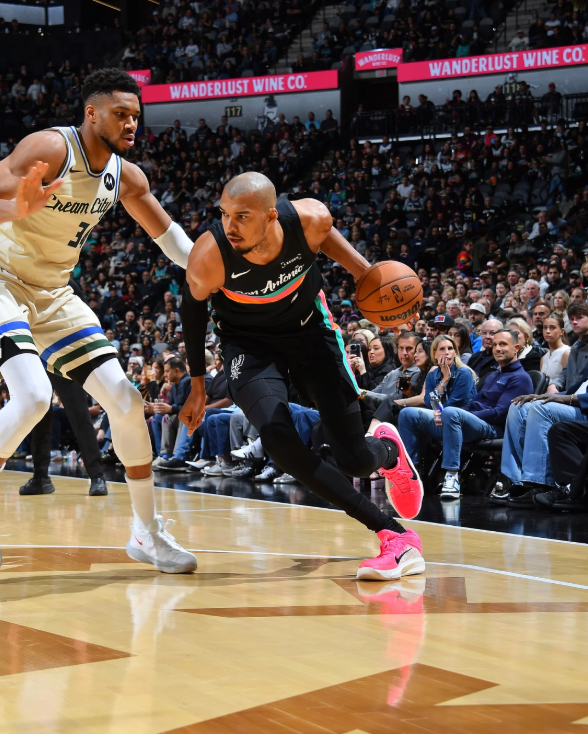 开云娱乐-39分惨案！雄鹿3连败，文班膝盖遭重撞，波特9中0，字母哥要走了