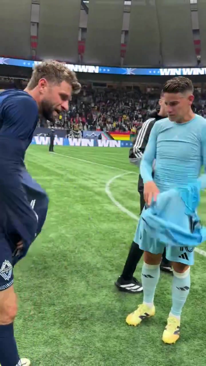 开云APP-前拜仁队友!穆勒与J罗首次在美职联赛场对阵,赛后交换球衣