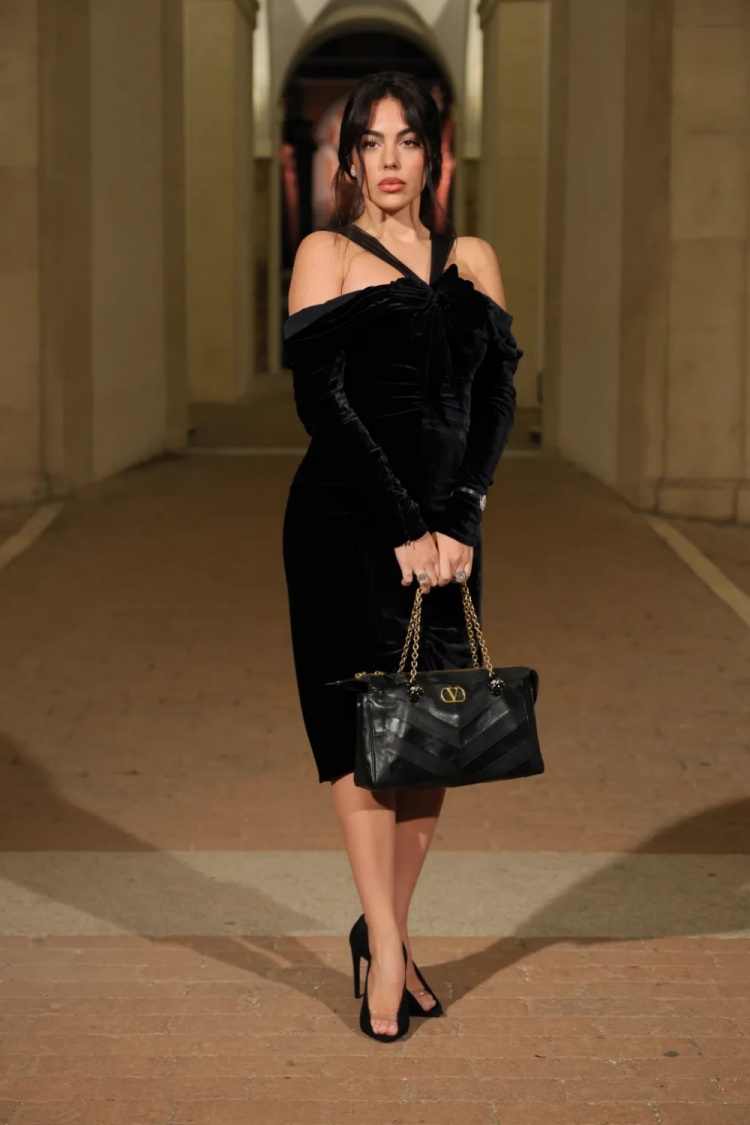 开云APP-太阳报：乔治娜身穿黑色丝绒连衣裙惊艳亮相时装秀